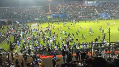 Photo of انڈونیشیا میں فٹبال میچ کے بعد بھگدڑ اور ہنگامہ آرائی ، 174ہلاکتیں