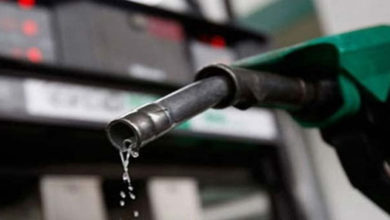 Photo of حکومت ئے پیٹرول کی فی لیٹر قیمت میں 10 روپے کمی کا اعلان کردیا