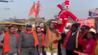 Photo of مودی سرکار کے ہندوانتہاپسند بے قابو،  کرسمس کی خوشیاں بانٹنے والے سانتا کلاز پر تشدد