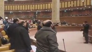 Photo of پنجاب اسمبلی ، وزیراعلیٰ کا اعتماد کا ووٹ نہ لینے پر شورشرابا  ، اپوزیشن کا اسپیکر ڈائس کا گھیراؤ