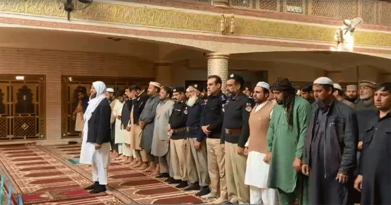 نماز ظہر میں پولیس اہلکاروں سمیت لوگوں کی بڑی تعداد میں شرکت