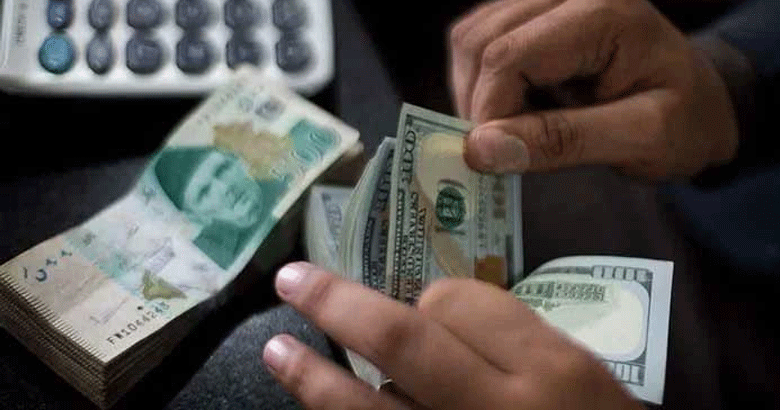 جمعرات کو انٹر بینک میں ڈالر 18 روپے اور اوپن مارکیٹ میں 17 روپے مہنگا