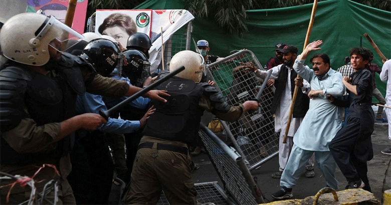 چیئرمین تحریک انصاف عمران خان کی رہائشگاہ زمان پارک لاہور میں پولیس آپریشن جاری