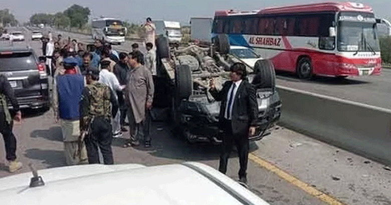 لاہور سے اسلام آباد آتے ہوئے عمران خان کے قافلے کی گاڑی کو حادثہ پیش