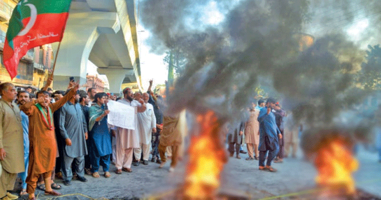 پشاورمیں ایک بار پھر پی ٹی آئی کارکنوں کا احتجاج جاری،مظاہرین نے ایمبولنس جلا ڈالی