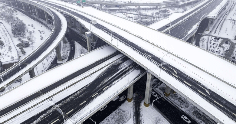 چین میں بارش اور برفباری کے باعث ٹرینیں منسوخ، سڑکیں بند