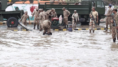 Photo of کراچی؛ پاک فوج کے بارش کے باعث جمع پانی کی نکاسی کیلئے اقدامات