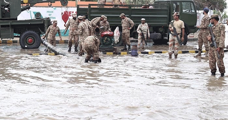 کراچی؛ پاک فوج کے بارش کے باعث جمع پانی کی نکاسی کیلئے اقدامات