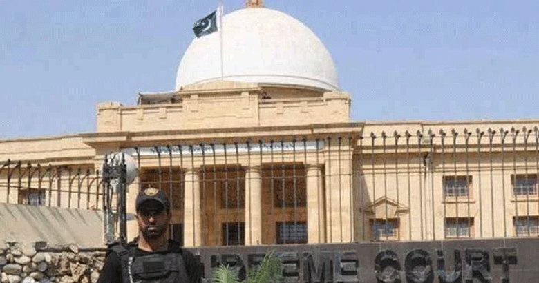 کراچی: سپریم کورٹ کا سرکاری اور نجی عمارتوں کے باہر رکاوٹیں ہٹانے کا حکم