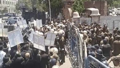 Photo of لاہور ہائیکورٹ پر وکلاء کا احتجاج ، پولیس سے شدید جھڑپوں